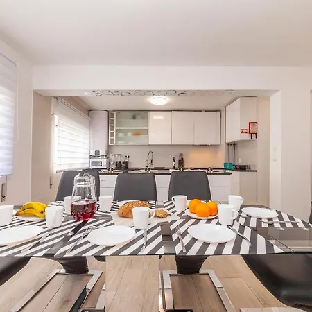 M - Darkin & Phomas Guesthouse