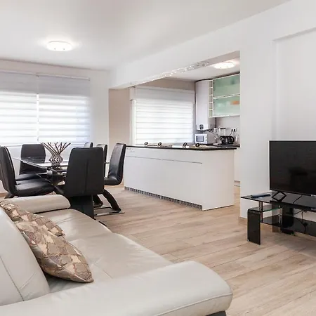 M - Darkin & Phomas Guesthouse